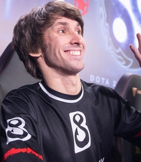 Dendi B8 Esports-пен бірге алғашқы кубокты жеңе ала ма?