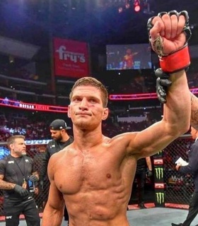 Мовсар Евлоев пролил кровь, но победил Арнольда Аллена на турнире UFC 297