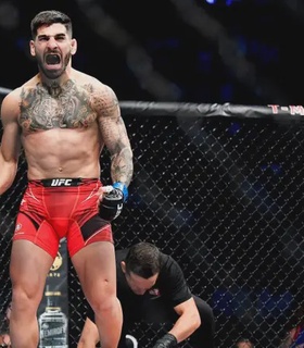 Чемпион UFC прибавил больше 10 кг между взвешиванием и боем