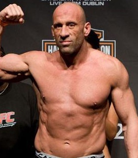 Экс-чемпион UFC находится в реанимации после того, как спас родителей из пожара
