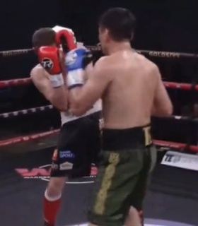 Брутальным нокаутом закончился бой казахстанского боксера в Англии