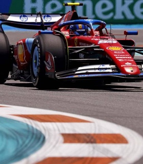 Леклер и Сайнс выступают на Гран-при Майами с новыми двигателями