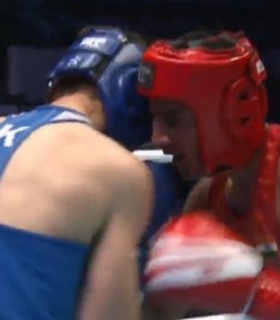 Казахстанский боксер в ожесточенной рубке выиграл «золото» чемпионата Азии
