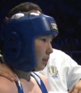 Қазақстандық боксшы АЧ финалында өзбекстандық қарсыласын нокаутқа түсірді
