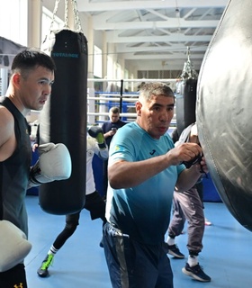 Казахстанские боксеры приступили к тренировкам в Париже 