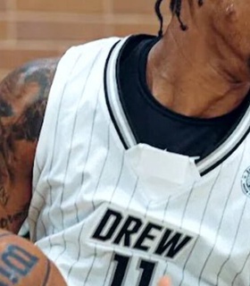 Демар Дерозан набрал 54 очка и 11 подборов в матче Drew League