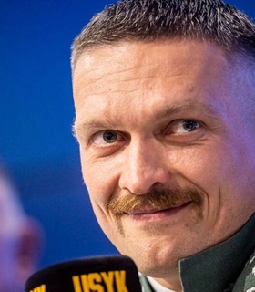 Жена Усика прокомментировала задержание мужа в аэропорту Кракова