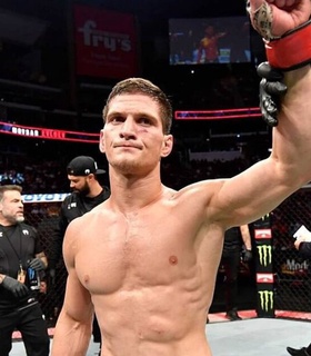 Евлоев надеется остаться в карде UFC 307 после снятия Стерлинга с боя