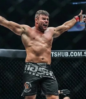 Президент ONE FC уверен в победе Анатолия Малыхина над Джоном Джонсом и Франсисом Нганну