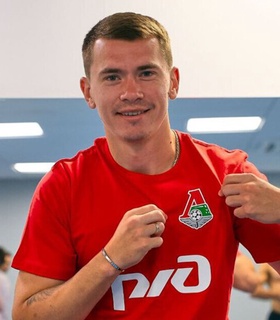 Дмитрий Воробьев отдаёт свою куртку заплакавшему мальчику на тренировке сборной России
