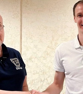 Юрий Александров подписал контракт с «Сочи» на день: клуб увековечит его свитер