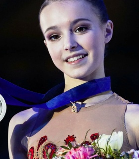 Анна Щербакова провела мастер-класс для юных фигуристов в Омске