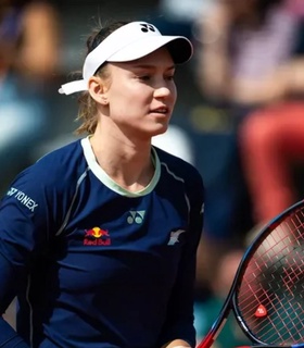 Елена Рыбакина вышла во вторую неделю «Ролан Гаррос» и встретится с Игой Швентек