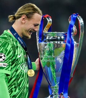Матвей Сафонов считает невозможным привезти оригинальный кубок Лиги чемпионов в Россию