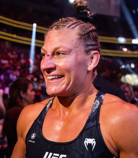 Кайла Харрисон стала чемпионкой легчайшего веса UFC, победив Джулианну Пенью