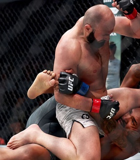 Азамат Мурзаканов хочет возглавить турнир UFC и провести пятираундовый бой