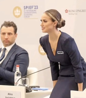 Алина Загитова забросила мяч в баскетбольное кольцо с передачи Ротенберга