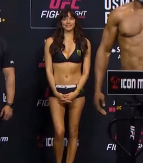 Фрэнсис Нганну заметен на церемонии взвешивания UFC, несмотря на переход в PFL