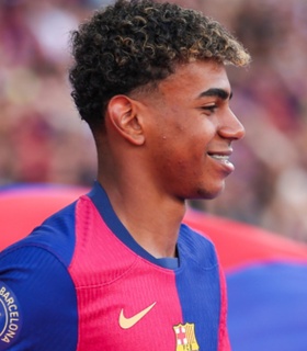 Ламин Ямаль признан лучшим правым вингером мира по версии FourFourTwo
