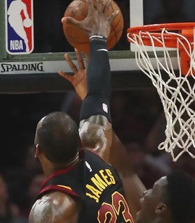 Леброн Джеймс предлагает изменения в правилах NBA: сокращение времени матчей и новая интерпретация голтендинга