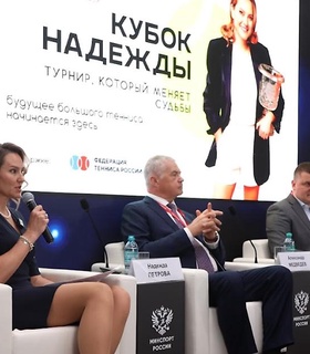 Надежда Петрова провела сессию о будущем российского тенниса на ПМЭФ-2025
