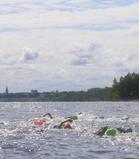 Более 200 спортсменов приняли участие в заплыве Swimcup на Волге