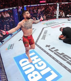 Илия Топурия стал чемпионом легкого дивизиона UFC, нокаутировав Чарльза Оливейру