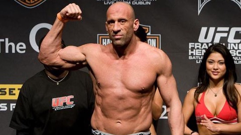 Экс-чемпион UFC находится в реанимации после того, как спас родителей из пожара Экс-чемпион UFC находится в реанимации после того, как спас родителей из пожара