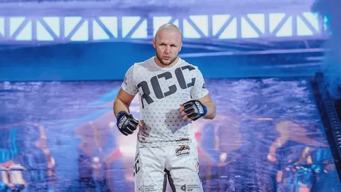 Бой Хамитова с легендой российского ММА перенесли на другую дату Бой Хамитова с легендой российского ММА перенесли на другую дату