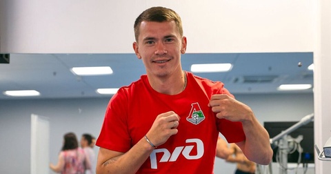 Дмитрий Воробьев отдаёт свою куртку заплакавшему мальчику на тренировке сборной России Дмитрий Воробьев отдаёт свою куртку заплакавшему мальчику на тренировке сборной России