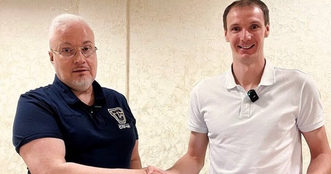 Юрий Александров подписал контракт с «Сочи» на день: клуб увековечит его свитер Юрий Александров подписал контракт с «Сочи» на день: клуб увековечит его свитер