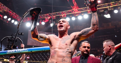 Конор Макгрегор предлагает Алексу Перейре бороться за третий пояс UFC Конор Макгрегор предлагает Алексу Перейре бороться за третий пояс UFC