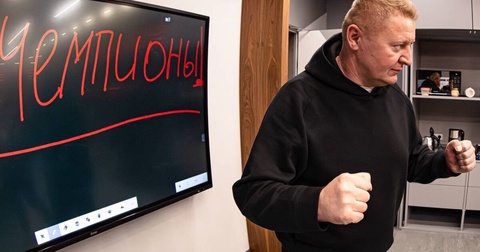 Тренер «Амкала» Виталий Панов отверг слухи о переходе в «Крылья Советов» Тренер «Амкала» Виталий Панов отверг слухи о переходе в «Крылья Советов»