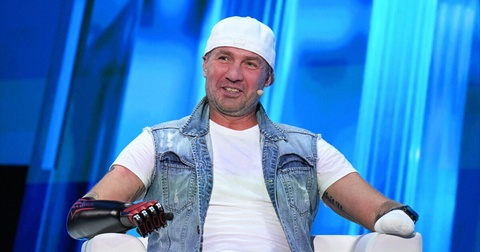 Роман Костомаров удивился копии Эйфелевой башни в Париже Челябинской области