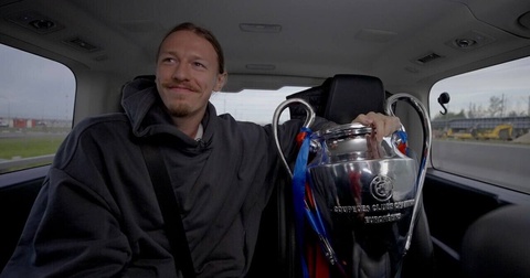 Матвей Сафонов получил копию кубка Лиги чемпионов в аэропорту Москвы Матвей Сафонов получил копию кубка Лиги чемпионов в аэропорту Москвы