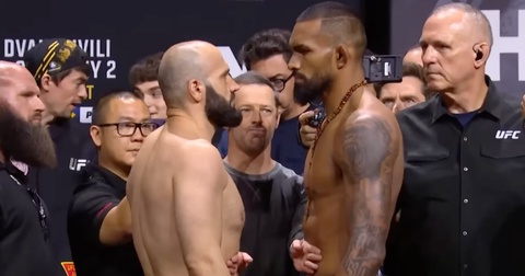 Азамат Мурзаканов одержал победу нокаутом над Брендсоном Рибейро на UFC 316 Азамат Мурзаканов одержал победу нокаутом над Брендсоном Рибейро на UFC 316