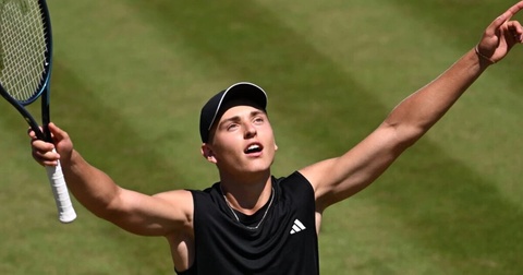 17-летний Энгель стал самым молодым четвертьфиналистом уровня ATP на траве с тех пор, как Беккер установил рекорд 17-летний Энгель стал самым молодым четвертьфиналистом уровня ATP на траве с тех пор, как Беккер установил рекорд