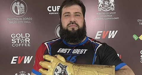 Виталий Лалетин отказался от поединка с Ларраттом из-за проблем с визой