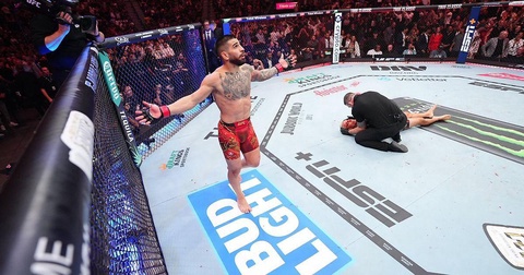Илия Топурия стал чемпионом легкого дивизиона UFC, нокаутировав Чарльза Оливейру Илия Топурия стал чемпионом легкого дивизиона UFC, нокаутировав Чарльза Оливейру
